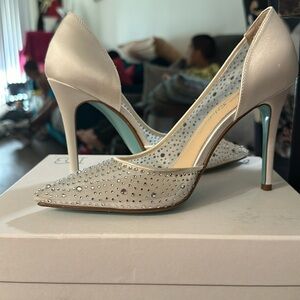 Brand new size 7.5 Betsy Johnson David’s Bridal collection